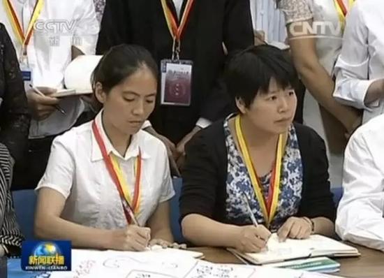 ▲段雪梅(右)在“国培计划2014”北京师范大学贵州研修班学习。